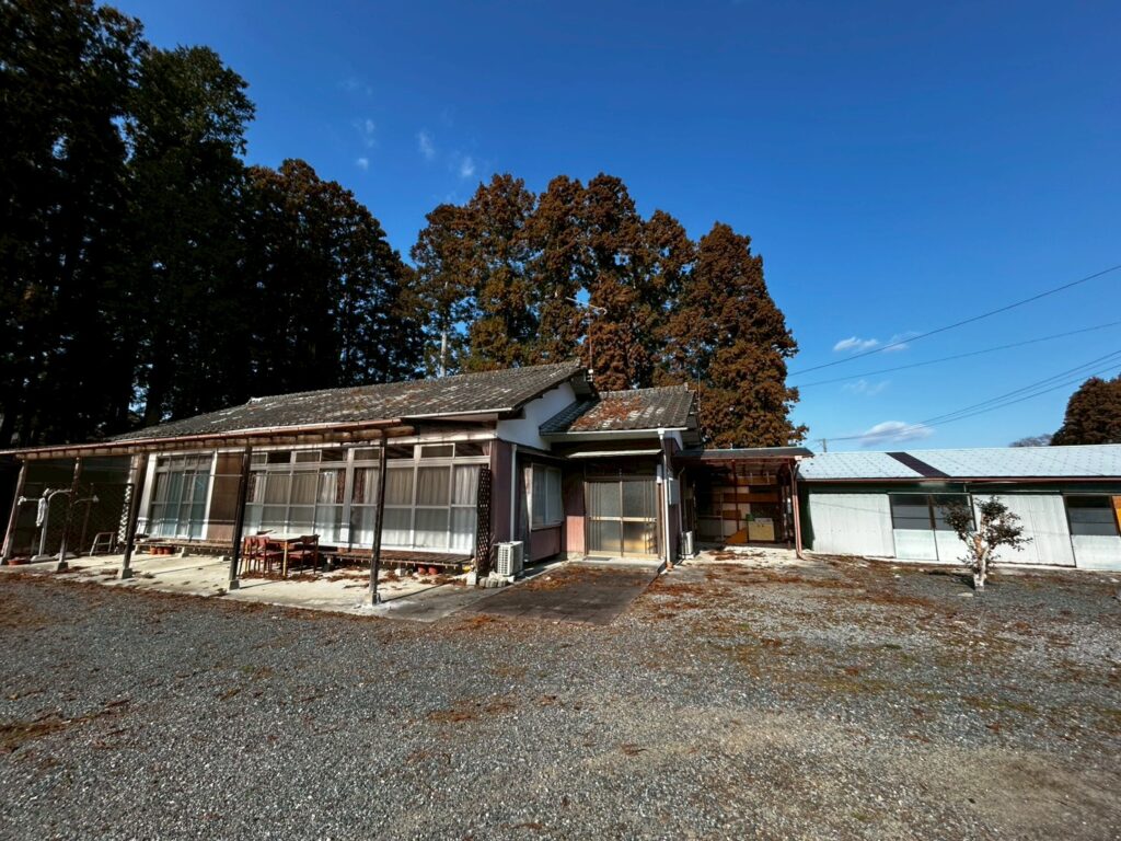 静かな田園地帯の農家住宅。畑もまとめてお売りします（鹿島区小池字宮前下）